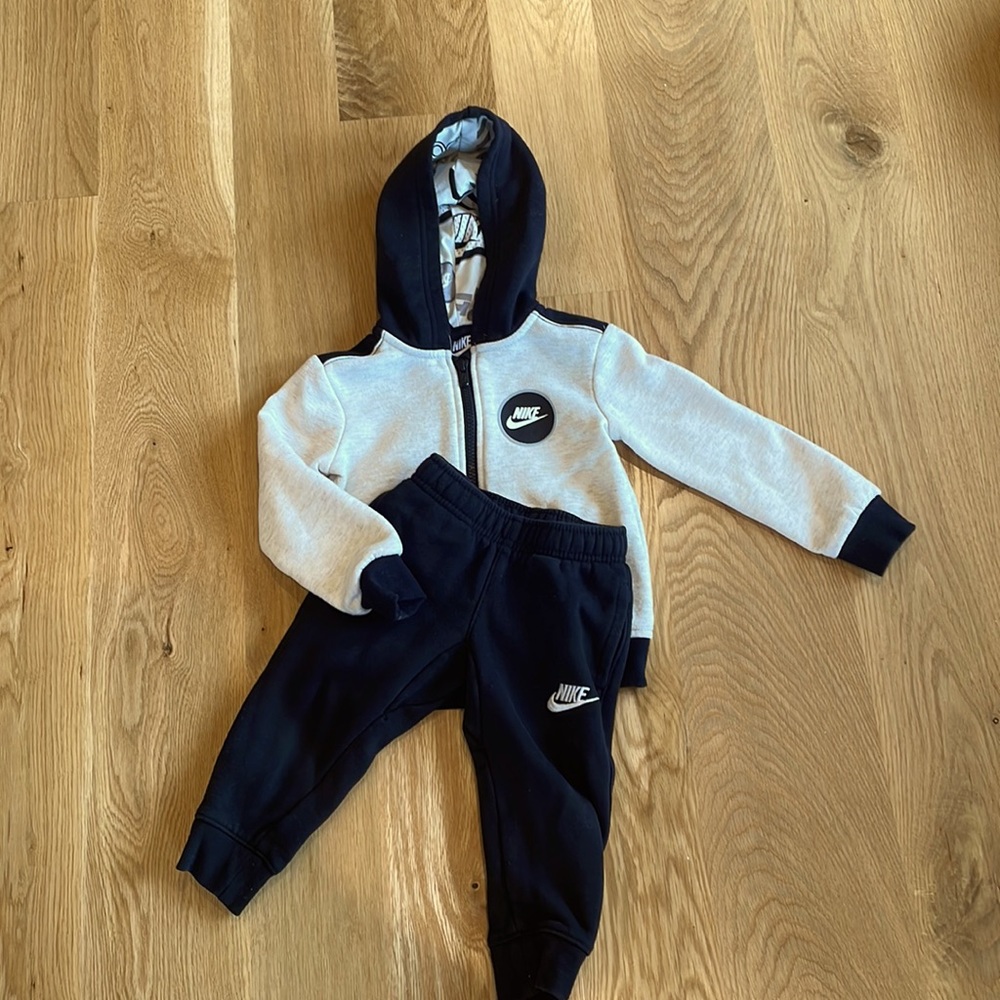 Kids Nike matching sweatsuit.